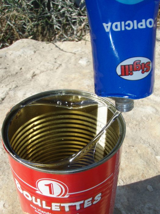 Run a ring of glue around the top of the tin